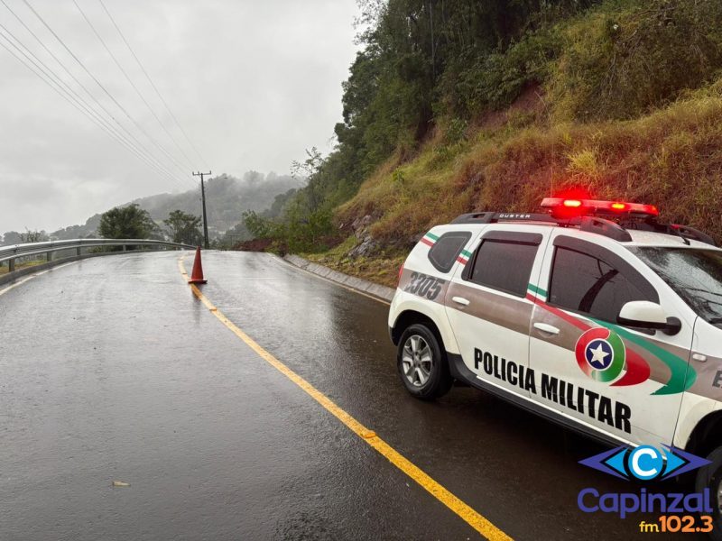 Queda de barreira interdita parte do acesso à Vila Anchieta