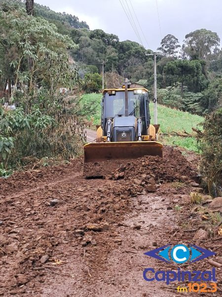 Prefeitura de Ouro recupera pontos afetados pela chuva torrencial do fim de semana