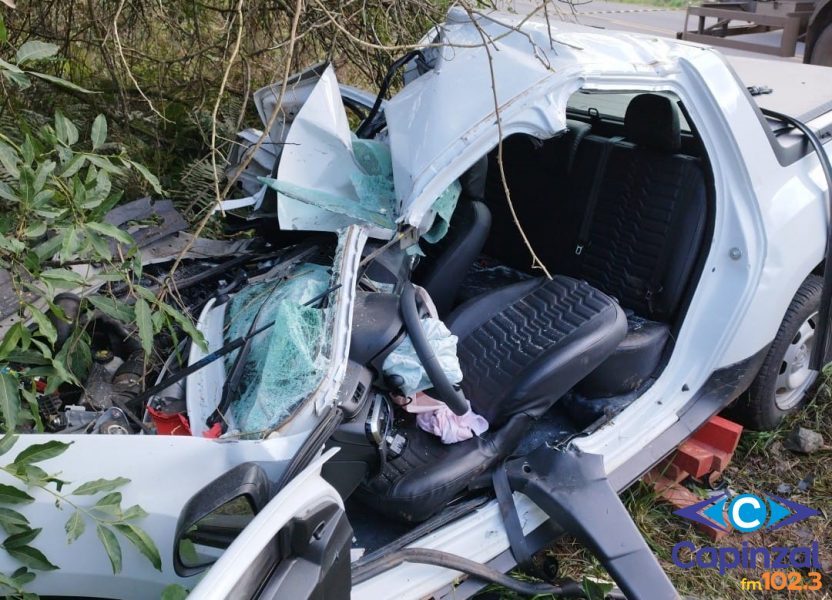 Mulher é socorrida presa às ferragens após colisão entre carro e caminhão na SC-135, em Ibiam