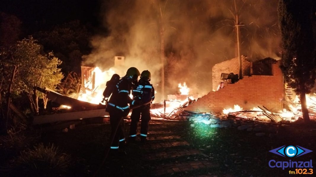 Incêndio destrói residência de madeira em Zortéa