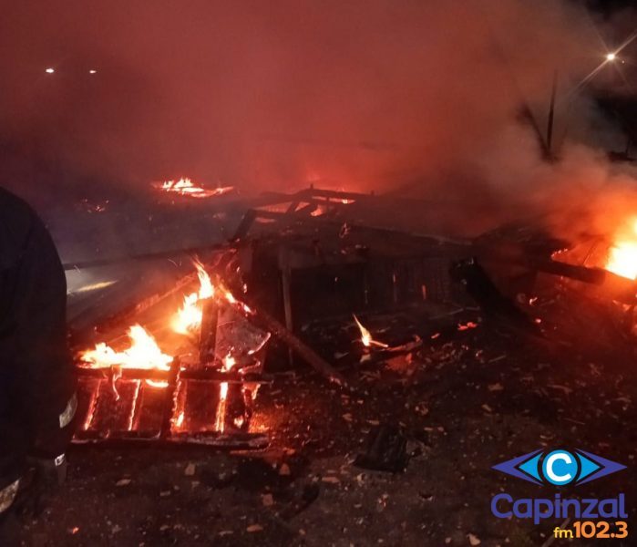 Casa pega fogo em Santa Cecília e bombeiros evitam propagação para imóveis vizinhos