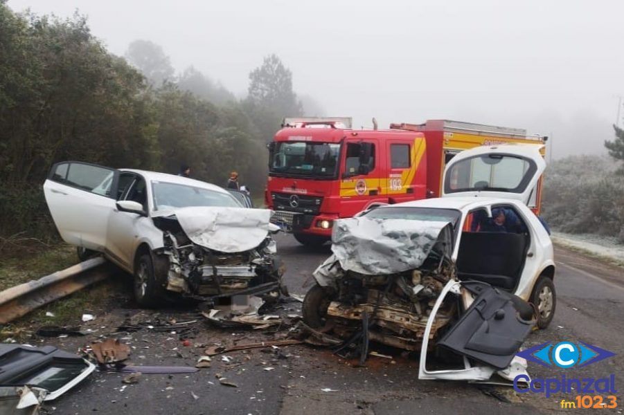 Grave colisão entre veículos deixa dois feridos na BR-282, em Campos Novos