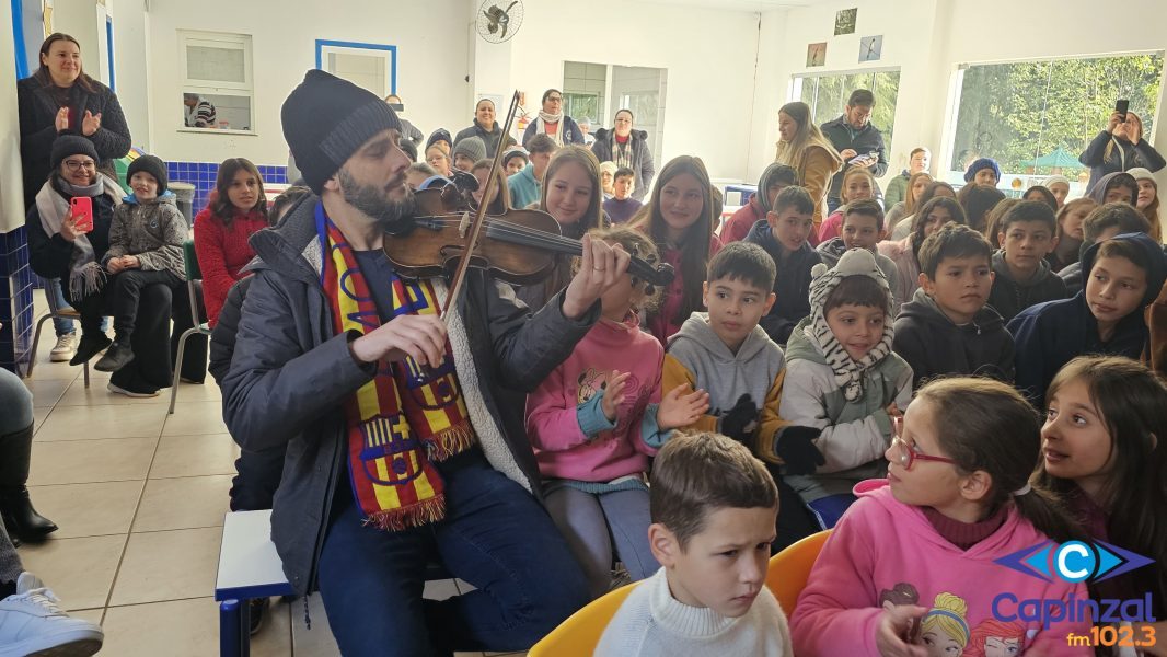 Violinista Simão Wolf leva música e inspiração a alunos da Barra do Leão e confirma show em Capinzal pelos 40 anos do Sicoob Novos Campos