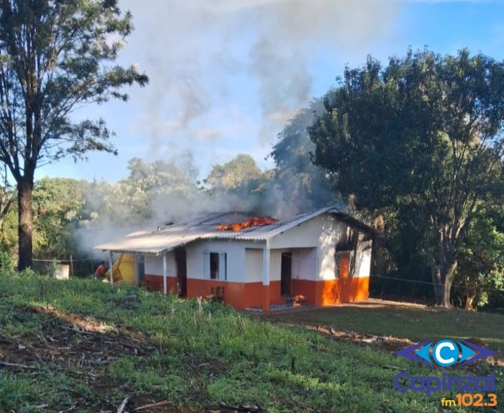 Incêndio consome casa no interior de Jaborá
