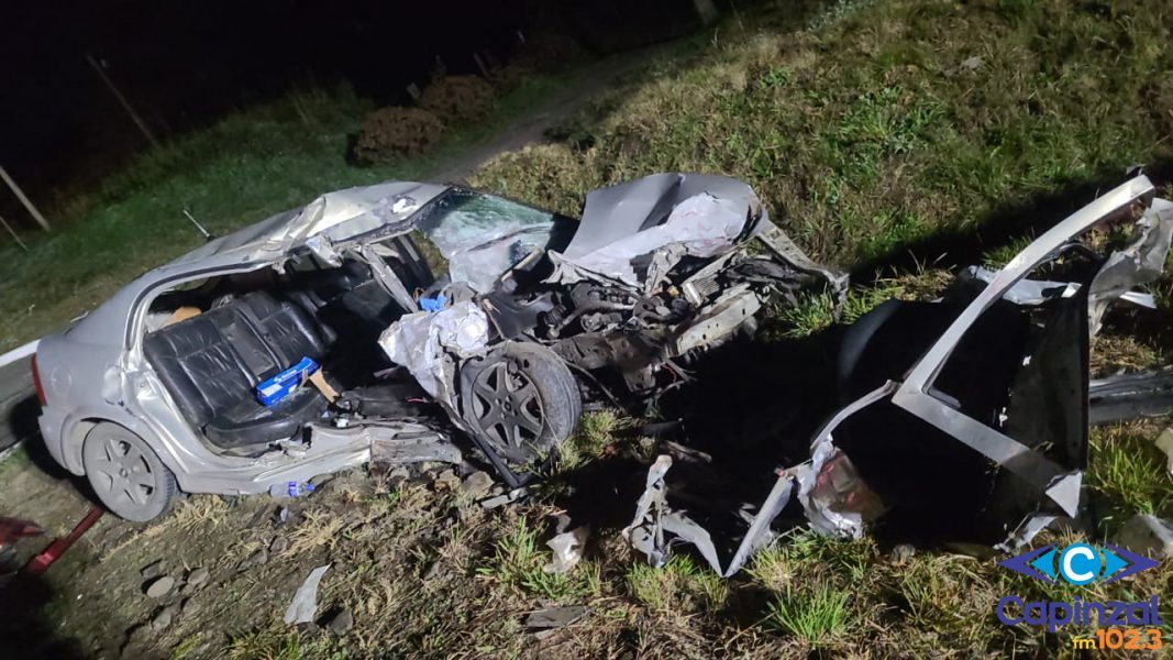 Colisão entre carro e caminhão deixa dois mortos e três feridos na BR-282