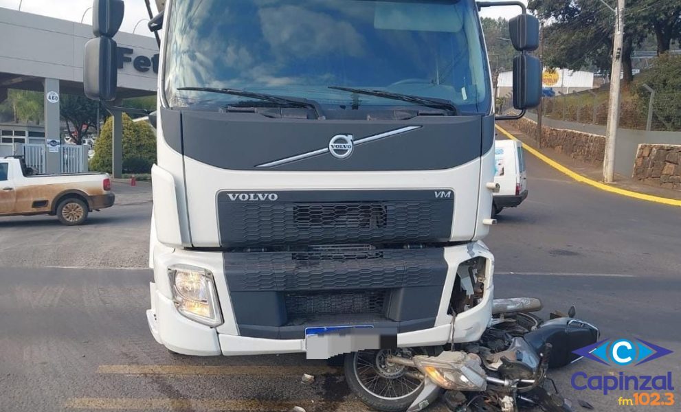 Motociclista  fica ferido em colisão com caminhão caçamba na SC-135, em Videira