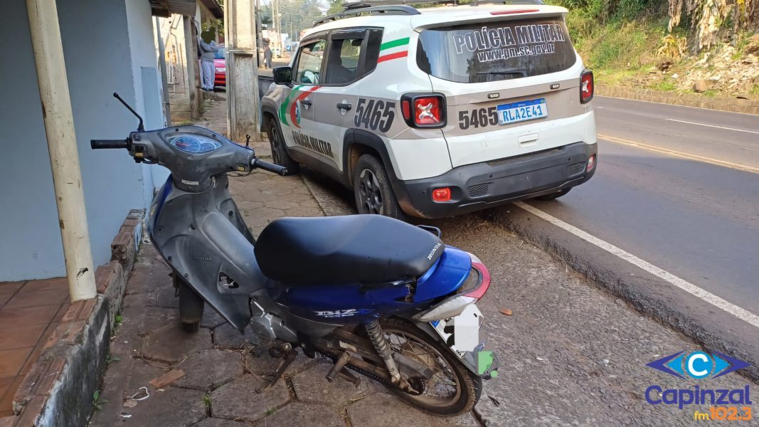Motociclista é socorrida ferida após colisão com carro em Capinzal