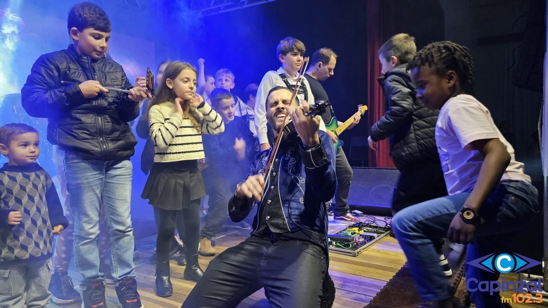 Ao som do violinista Simão Wolf, Sicoob Novos Campos comemora 40 anos com noite memorável em Capinzal