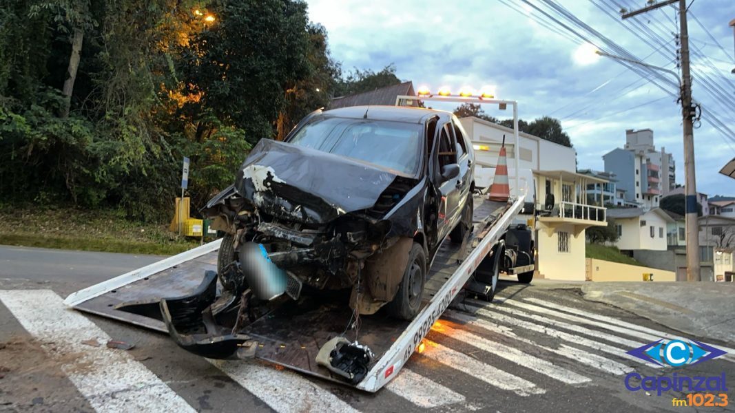 Motorista fica ferido após saída de pista no centro de Capinzal