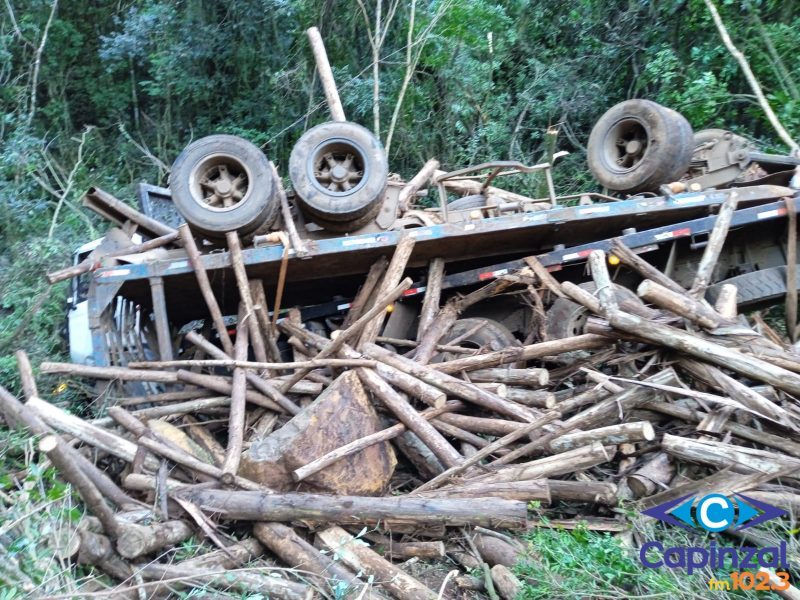 Motorista é resgatado de helicóptero após caminhão tombar em ribanceira no interior de Jaborá