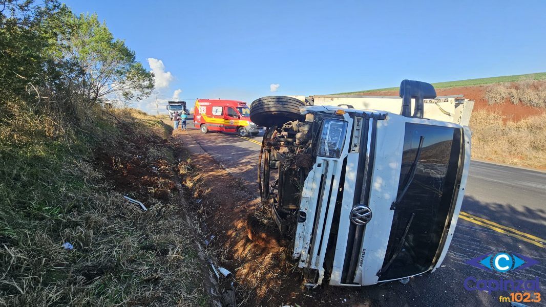 Caminhão frigorífico tomba na SC-390 entre Zortéa e Campos Novos