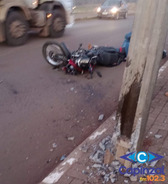 Idoso fica ferido em grave colisão entre moto e poste em Zortéa