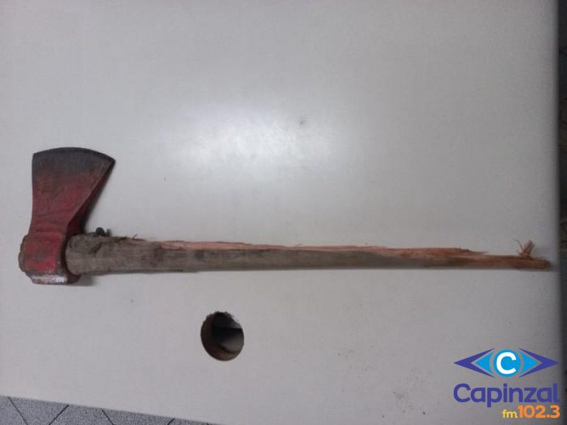 Jovem é preso por roubo com machado em Vargem Bonita