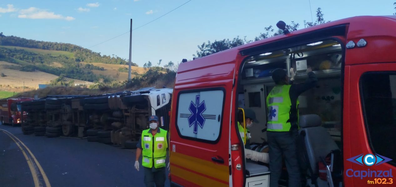 Caminhão tomba na SC-453 em Tangará e deixa homem ferido