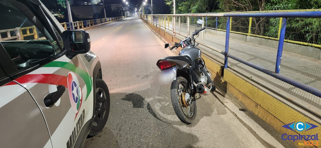 Homem com tornozeleira violada é flagrado pilotando moto sem CNH e com drogas em Ouro