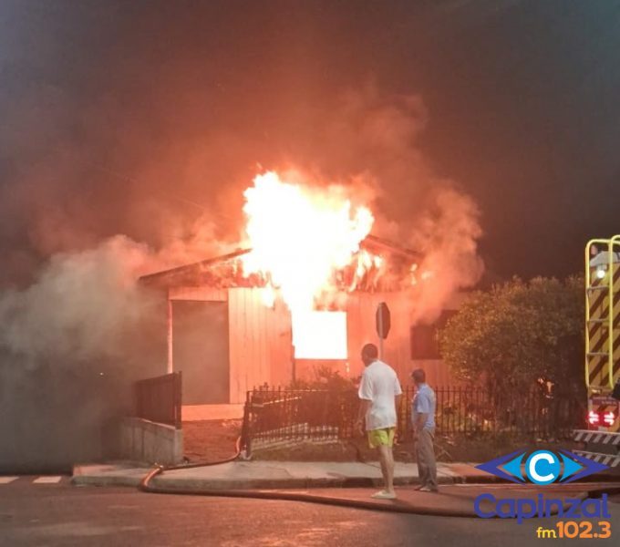 Incêndio destrói residência no centro de Irani