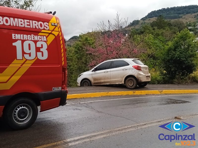 Gestante é socorrida após saída da pista em Piratuba