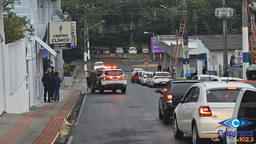Acionamento de botão de emergência mobiliza PM em agência bancária no centro de Capinzal