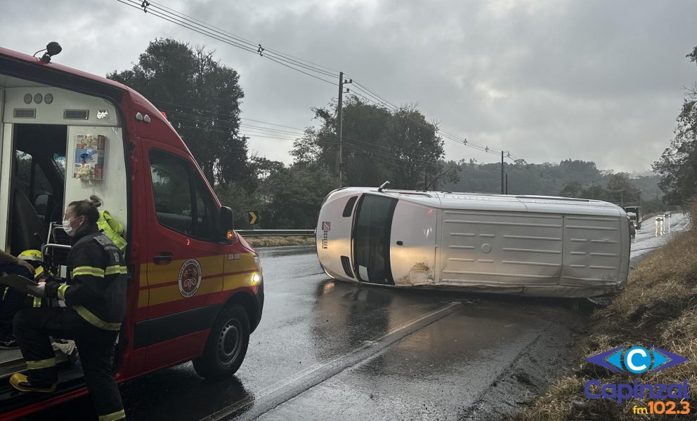 Furgão com placas de Joaçaba tomba na SC-135