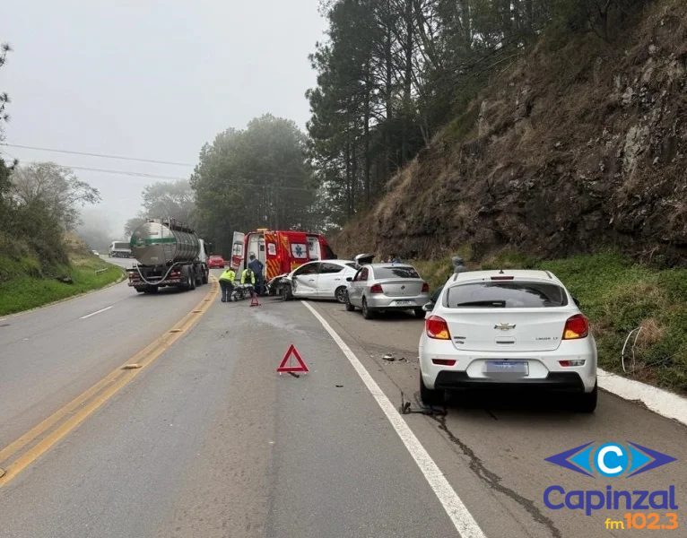 Duas mulheres são socorridas após colisão entre três veículos na BR-282 em Herval d'Oeste