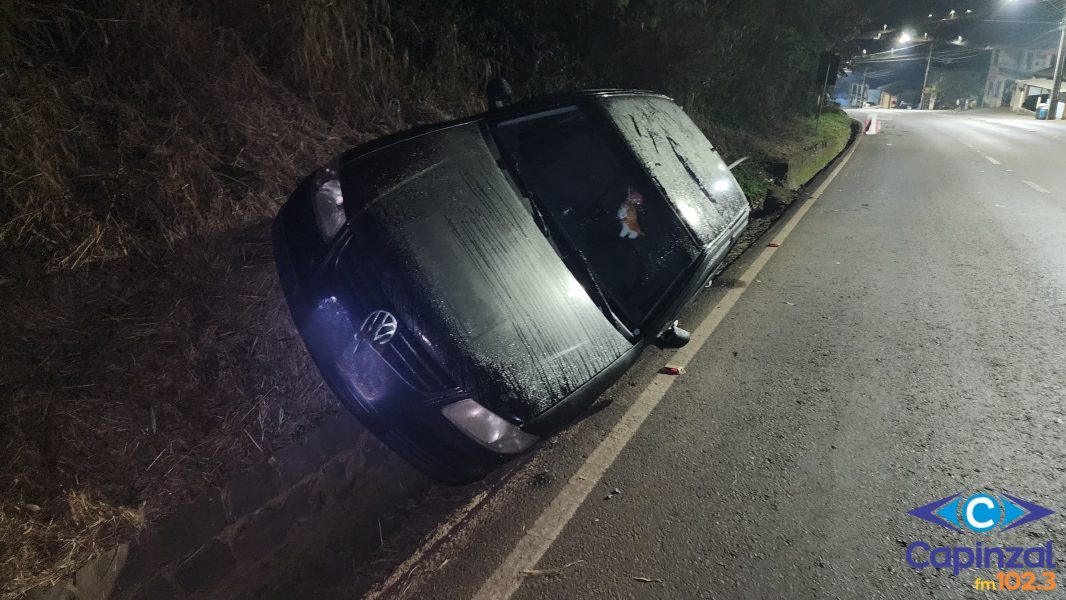 Veículo sai da pista e fica lateralizado na sarjeta do Acesso Cidade Alta