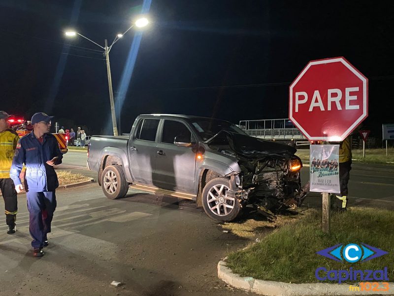 Colisão entre caminhonete e carreta é registrada em Campos Novos