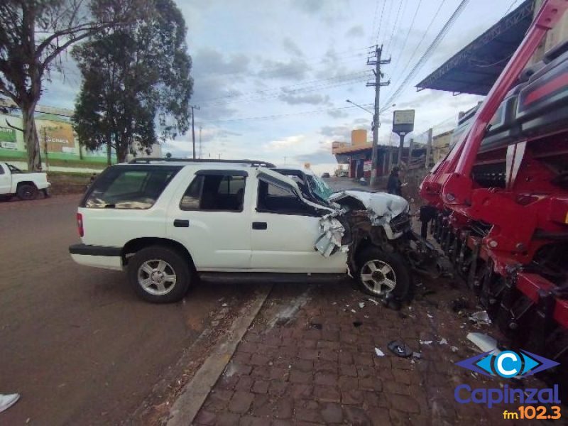 Motorista embriagado quase atinge viatura da PM e colide com máquina agrícola em Campos Novos