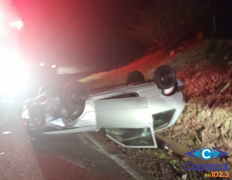 Motorista fica ferido após capotamento de carro na SC-464
