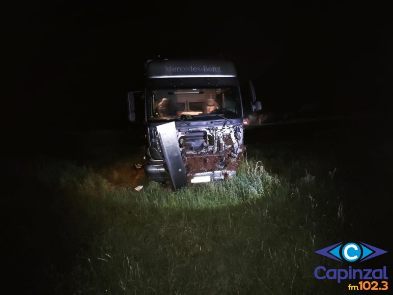 Motorista fica ferido após carreta sair da pista em Abelardo Luz