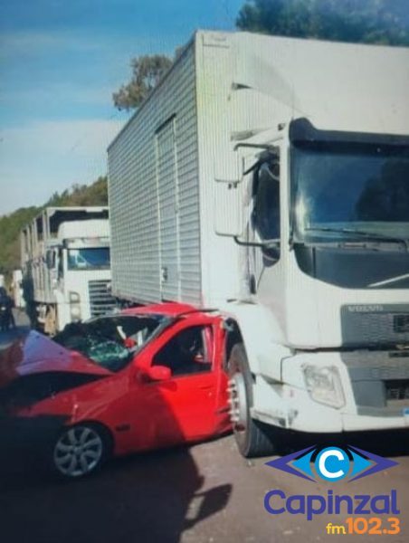 Motorista é socorrido após carro ser prensado entre caminhões na BR-282, em Joaçaba