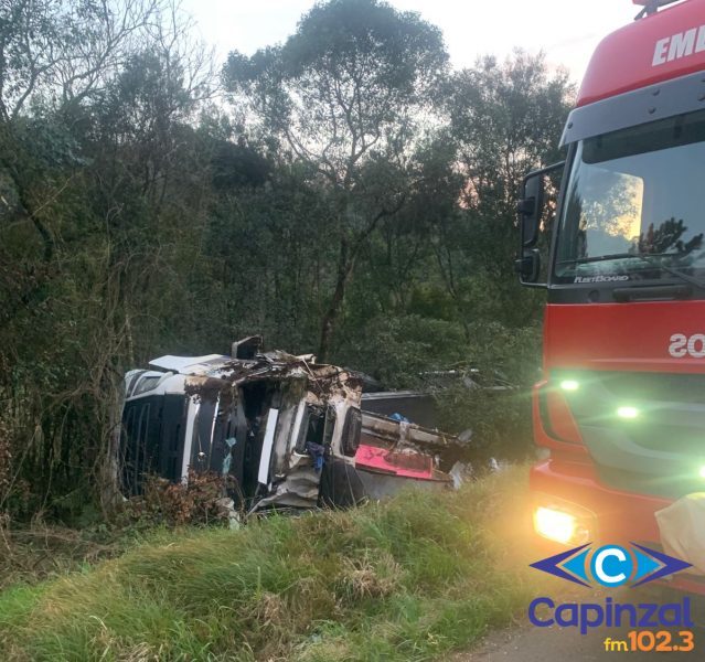 Motorista fica ferido após capotamento de carreta na BR-282, em Catanduvas