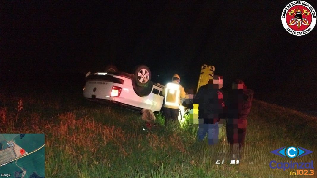 Mulher de 25 anos fica ferida após veículo sair da pista e capotar na BR 470, em Campos Novos