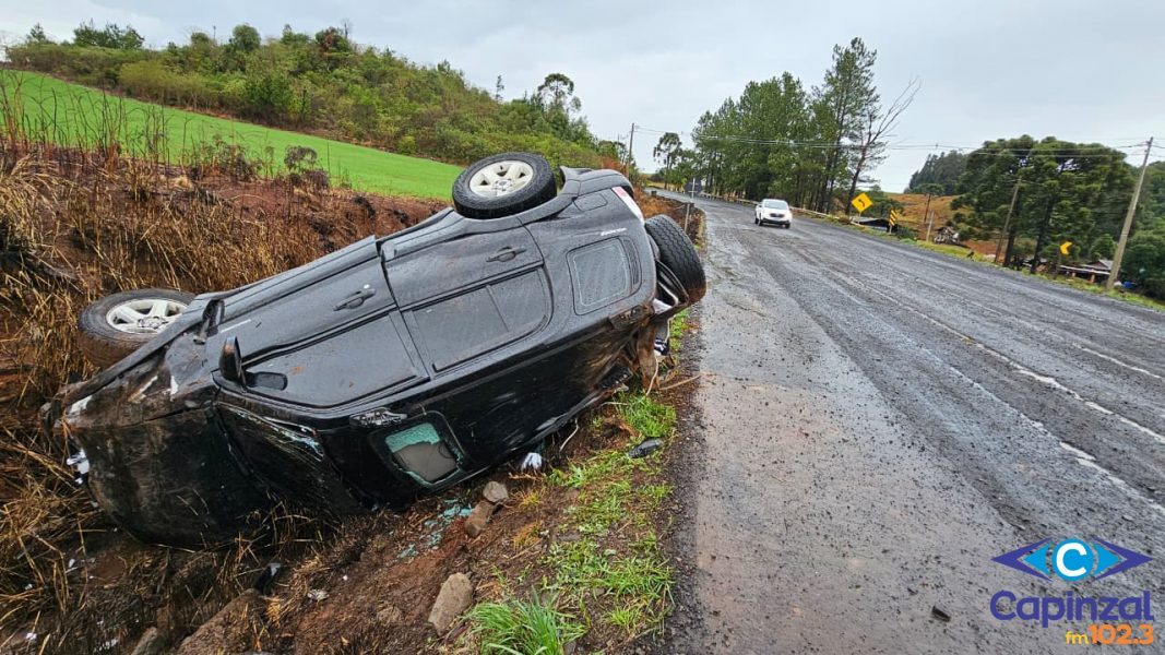 Motorista é socorrido pelos Bombeiros após capotamento na SC-390, entre Zortéa e Campos Novos
