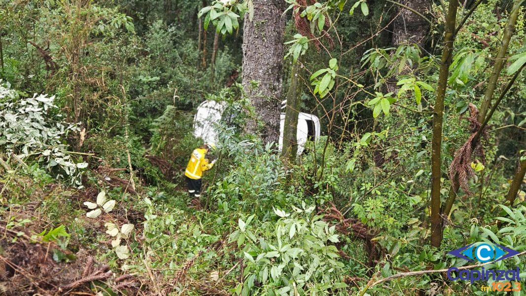 Motorista capota carro em ribanceira após derrapar em óleo na SC-135