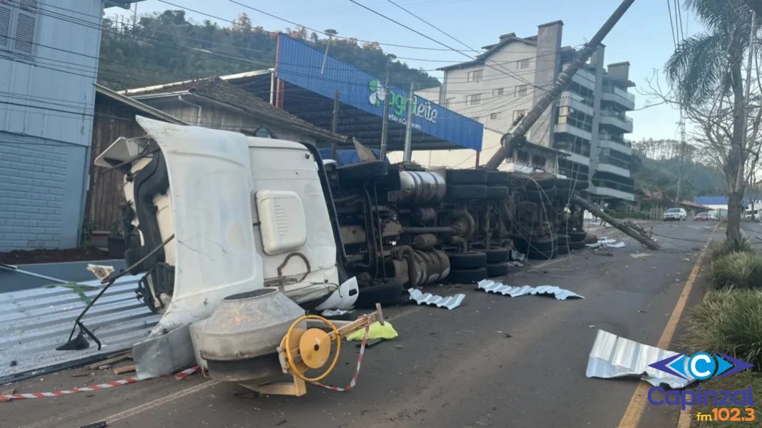 Carreta tomba no centro de Seara, derruba postes e bloqueia rua