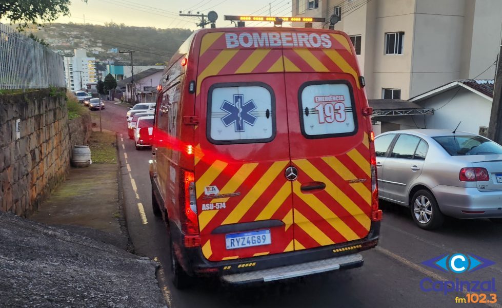 Mulher é socorrida pelos Bombeiros apos intoxicação por gás de cozinha em Capinzal