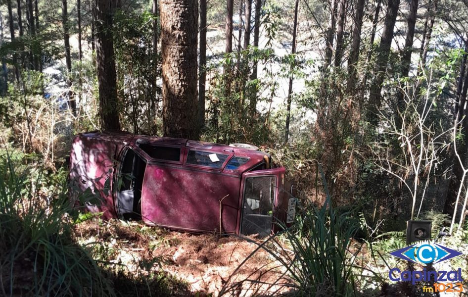 Homem fica preso em carro capotado por cerca de 8 horas em Campos Novos