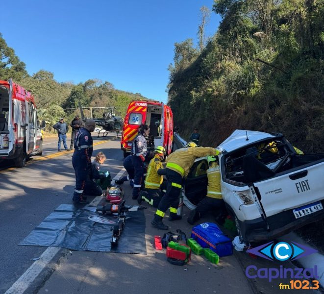 Motorista fica gravemente ferido após carro ser atingido por caminhão na BR-282
