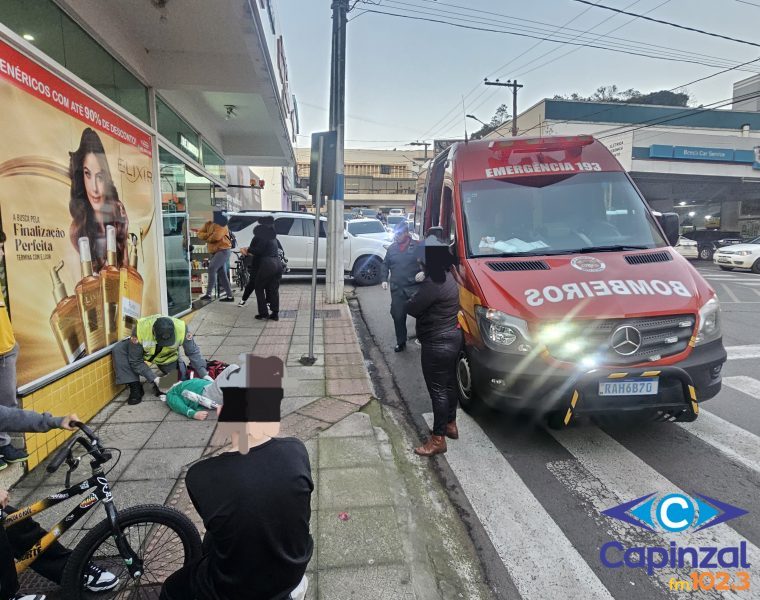 Ciclista atinge mulher que saía de farmácia em Capinzal