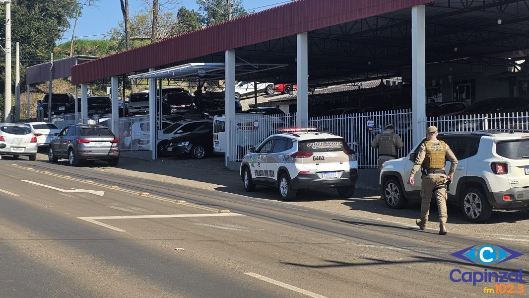 Condutor portando droga desobedece ordem de parada e tem veículo com licenciamento atrasado apreendido em Capinzal