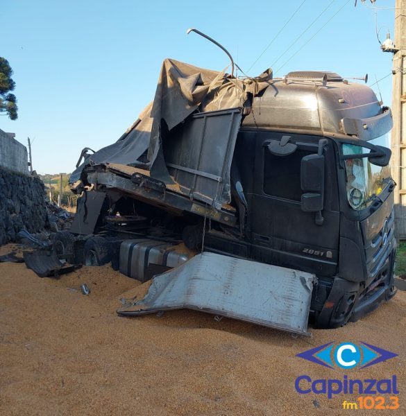 Carreta tomba em Videira e motorista armado com faca resiste a resgate