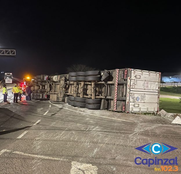 Carreta carregada com ração tomba na SC-480 em Chapecó
