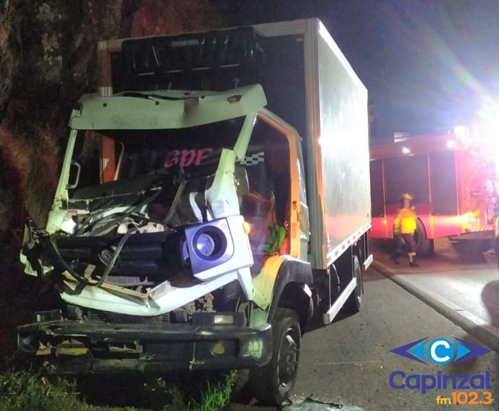 Colisão entre caminhões deixa duas pessoas feridas na BR-282 em Joaçaba