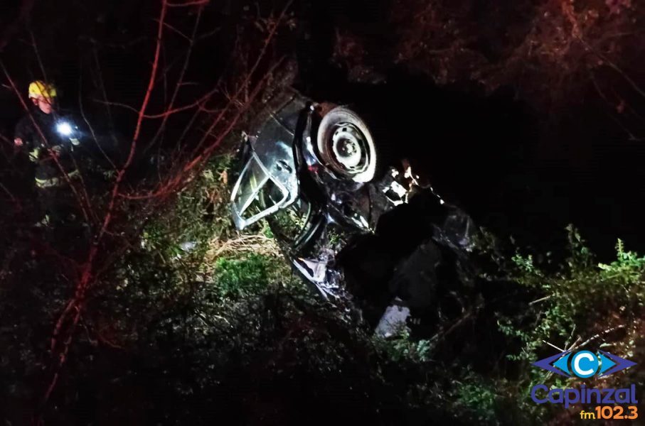 Homem fica gravemente ferido em acidente entre carro e caminhão na BR-282