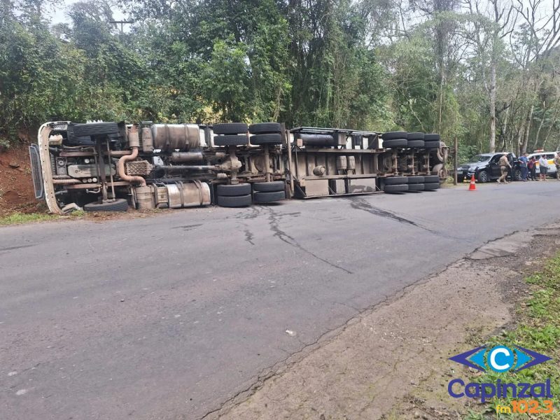 Motorista sofre ferimentos leves após carreta tombar na SC-283 em Seara
