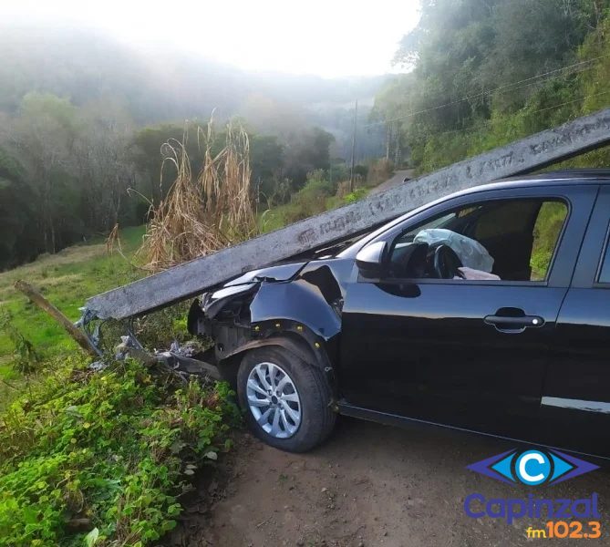 Picape colide contra poste no interior de Ibicaré