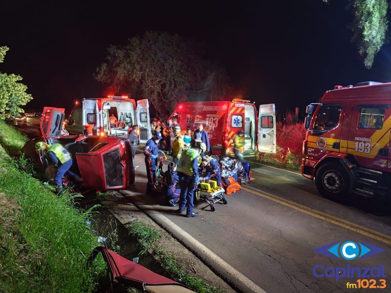 Acidente entre dois carros e bicicleta deixa feridos em Chapecó