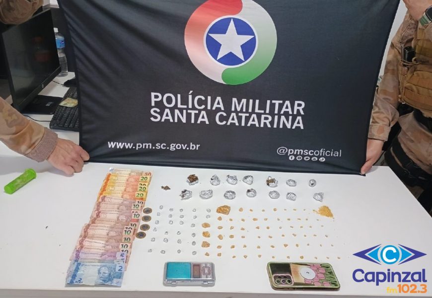 Mulher é presa em Chapecó após esconder pedras de crack no sutiã na frente dos quatro filhos