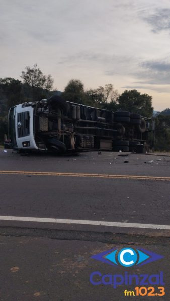 Colisão entre caminhões interdita pista da BR-153 em Irani