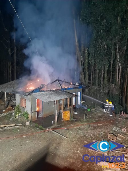 Casa abandonada é destruída por incêndio às margens da SC-135